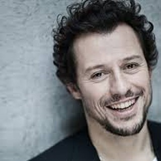 Bouquet e amanti, la storia di un fiorista sanremese ispira un film di Stefano Accorsi Bouquet e amanti, la storia di un fiorista sanremese ispira un film di Stefano Accorsi