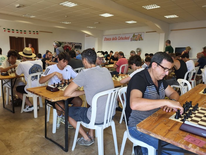 Cipressa, l'imperiese Paolo Formento vince il 1° torneo di scacchi semilampo “La Torre scende in piazza” (Foto) Cipressa, l'imperiese Paolo Formento vince il 1° torneo di scacchi semilampo “La Torre scende in piazza” (Foto)