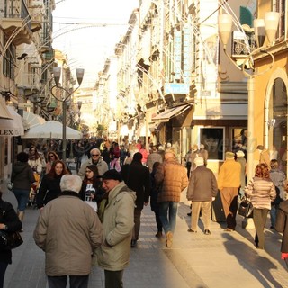 Facce da #Sanremo2015: turisti, residenti e fan per le vie dalla città matuziana a poche ore dalla seconda serata