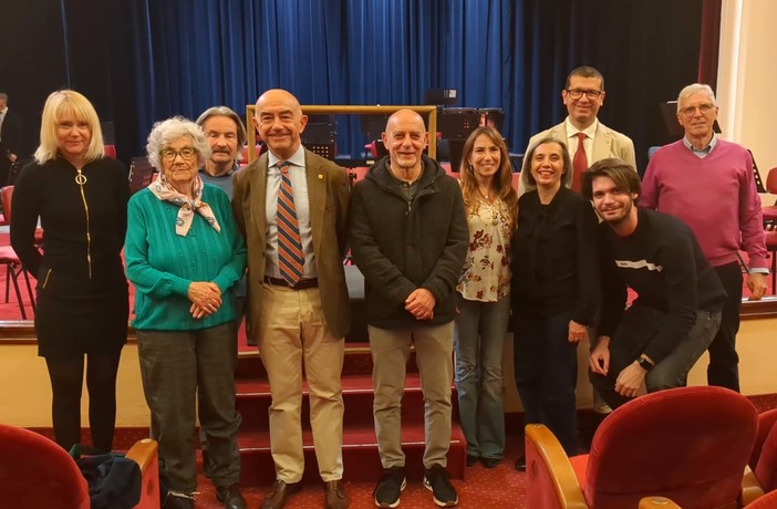 La moglie di Libereso, Sheila, i figli Barry e Tanya con il Sindaco di Sanremo e i rappresentanti della'mministrazione comunale La moglie di Libereso, Sheila, i figli Barry e Tanya con il Sindaco di Sanremo e i rappresentanti della'mministrazione comunale