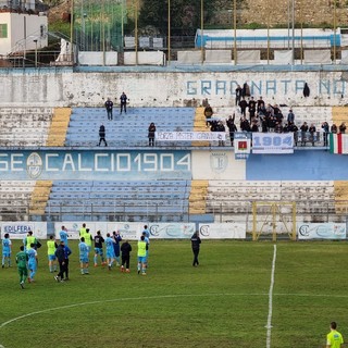 Nonostante il ko, la squadra raccoglie l'applauso dell Gradinata Nord a fine partita Nonostante il ko, la squadra raccoglie l'applauso dell Gradinata Nord a fine partita