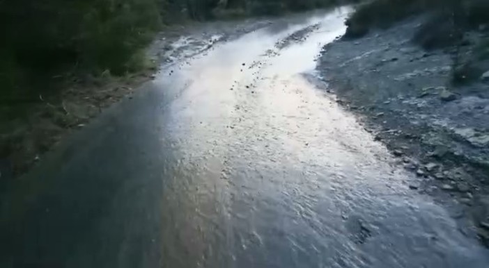 Emergenza idrica, a Imperia l’acquedotto è un colabrodo: da giorni tubo rotto in Regione Panegai (video)