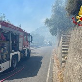 Incendio a Chiusanico, case lambite dalle fiamme (foto)