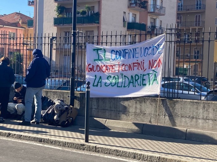 Imperia, presidio No border stamattina davanti al Tribunale: in corso udienza per 4 attivisti accusati di favoreggiamento e resistenza a pubblico ufficiale