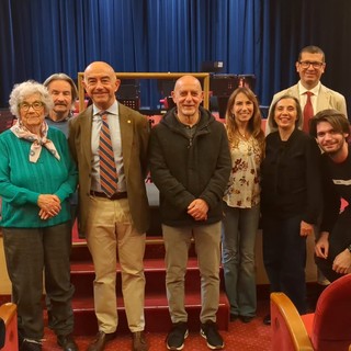 La moglie di Libereso, Sheila, i figli Barry e Tanya con il Sindaco di Sanremo e i rappresentanti della'mministrazione comunale