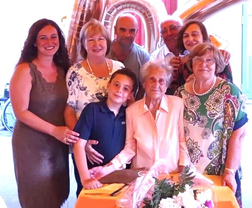 Fernanda Silotti con la famiglia (Foto Ansa) Fernanda Silotti con la famiglia (Foto Ansa)
