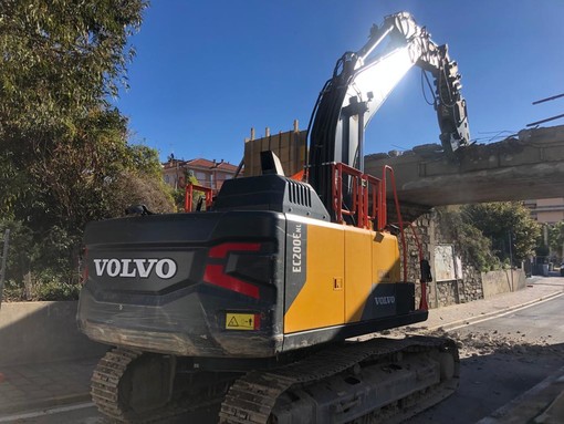 San Bartolomeo al Mare, ponte di via Roma: via ai lavori di demolizione (foto)