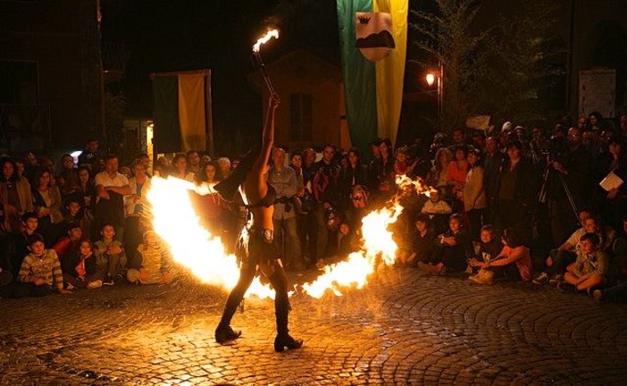 Imperia: stasera a Borgo Marina sbarca il Circo di Strada con uno spettacolo itinerante Imperia: stasera a Borgo Marina sbarca il Circo di Strada con uno spettacolo itinerante