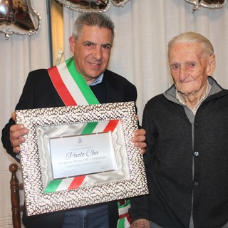 Aquila d'Arroscia: venerdì scorso il centesimo compleanno di Paolo Cha, un secolo festeggiato insieme a tutta la sua comunità (foto) Aquila d'Arroscia: venerdì scorso il centesimo compleanno di Paolo Cha, un secolo festeggiato insieme a tutta la sua comunità (foto)