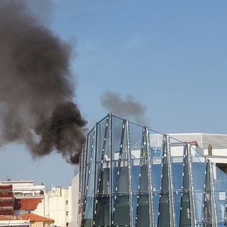 Incendio sul tetto del cinema in costruzione ad Antibes in rue Lancan: spento dai vigili del fuoco (foto e video)