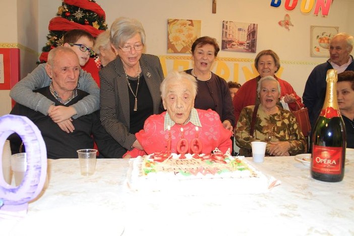 Sanremo: tanti auguri alla signora Leonardina Gazzelli che ieri ha spento 100 candeline (Foto) Sanremo: tanti auguri alla signora Leonardina Gazzelli che ieri ha spento 100 candeline (Foto)
