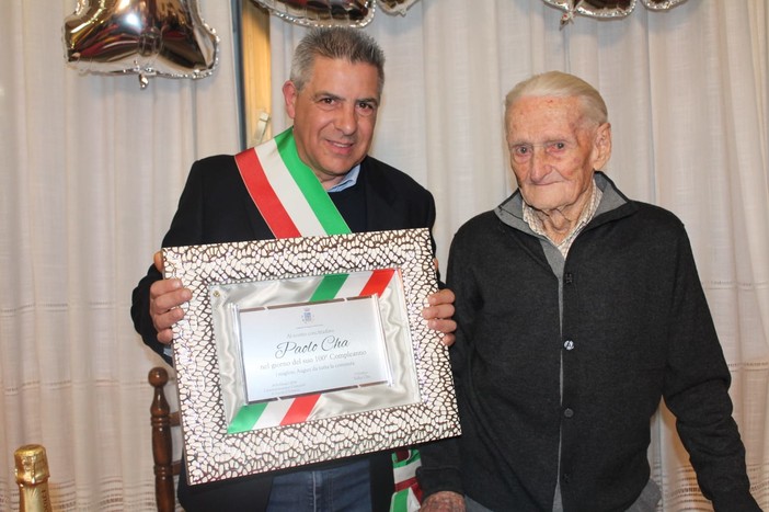 Aquila d'Arroscia: venerdì scorso il centesimo compleanno di Paolo Cha, un secolo festeggiato insieme a tutta la sua comunità (foto) Aquila d'Arroscia: venerdì scorso il centesimo compleanno di Paolo Cha, un secolo festeggiato insieme a tutta la sua comunità (foto)