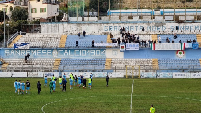 Nonostante il ko, la squadra raccoglie l'applauso dell Gradinata Nord a fine partita Nonostante il ko, la squadra raccoglie l'applauso dell Gradinata Nord a fine partita