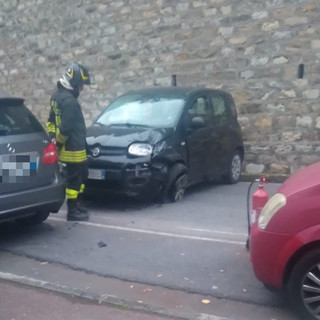 Imperia, perde il controllo dell'auto, finisce contro un muro e scoppia l'airbag: 30enne al pronto soccorso