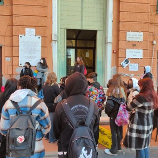 Studenti in protesta all'Artistico di Imperia, i docenti: "Istituzioni assenti, diseducativo parlare solo di riscaldamento"