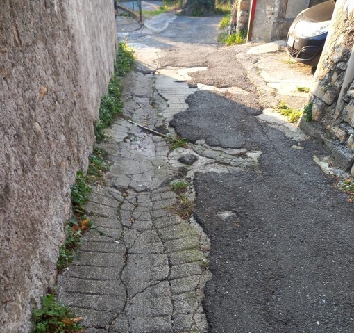Strada delle Rocche pericolosa, i residenti infuriati: “Scajola se ci sei batti un colpo”
