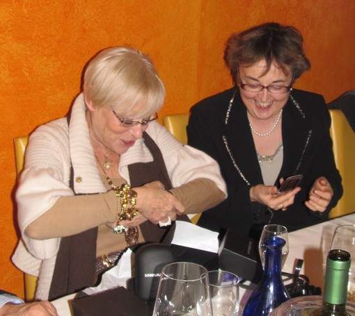 Ileana Baldanzi e la dirigente provinciale dell?Inps, dott.sa Stefania Scola durante la festa