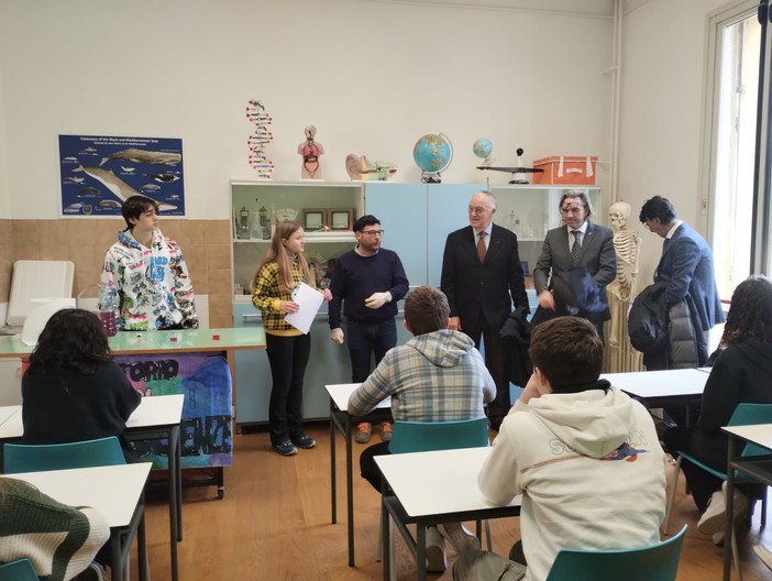Sanremo, alla 'Pascoli' mille euro: serviranno per l'aula di scienze Sanremo, alla 'Pascoli' mille euro: serviranno per l'aula di scienze