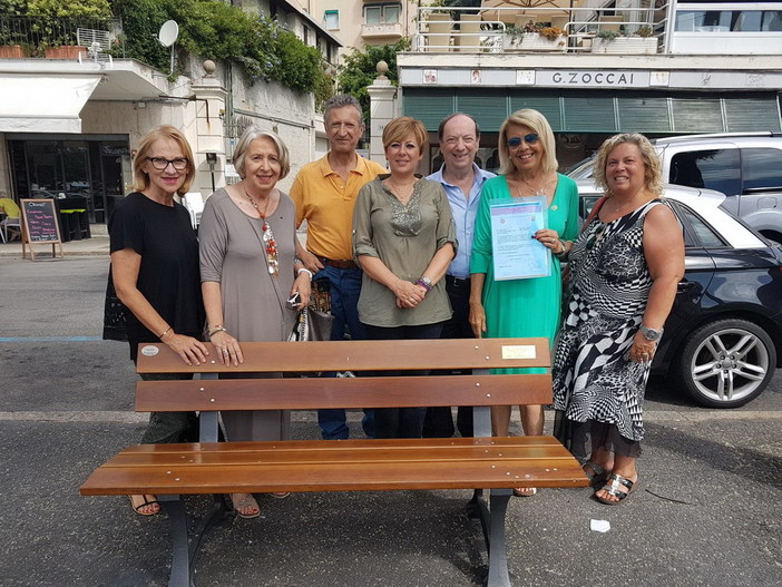 Per i 100 anni del Lions Club International, targa del Lions Club Sanremo Matutia su panchina in Corso Imperatrice Per i 100 anni del Lions Club International, targa del Lions Club Sanremo Matutia su panchina in Corso Imperatrice