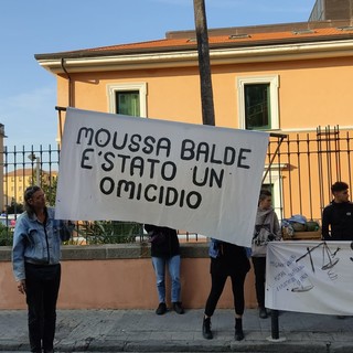Pestaggio di Moussa Balde, definitiva la condanna a 2 anni per i tre aggressori: Procura e difesa non appellano la sentenza