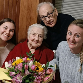 Sanremo: gli auguri del sindaco Alessandro Mager a Maria Francioni per i suoi 101 anni Sanremo: gli auguri del sindaco Alessandro Mager a Maria Francioni per i suoi 101 anni