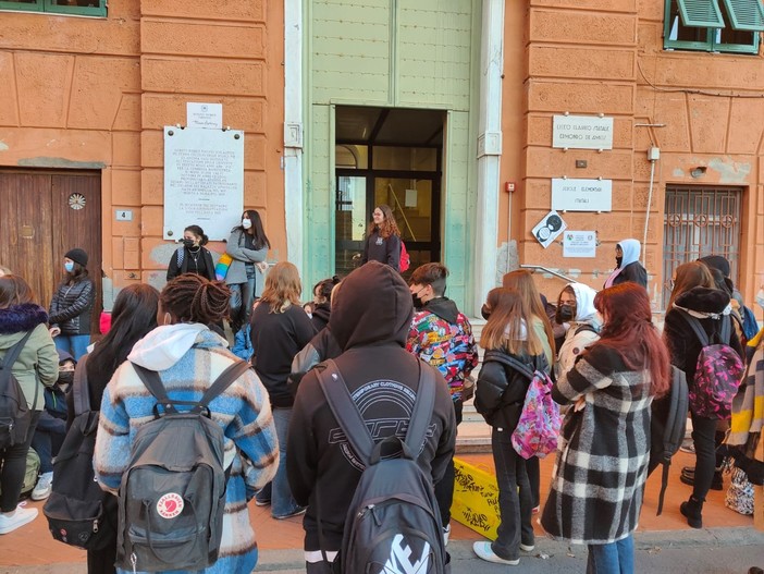 Studenti in protesta all'Artistico di Imperia, i docenti: "Istituzioni assenti, diseducativo parlare solo di riscaldamento" Studenti in protesta all'Artistico di Imperia, i docenti: "Istituzioni assenti, diseducativo parlare solo di riscaldamento"
