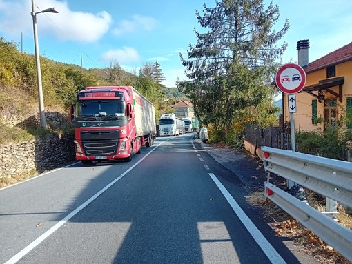 Pornassio: mezzo pesante in avaria, chiusa al traffico in entrambe le direzioni la Statale del Colle di Nava Pornassio: mezzo pesante in avaria, chiusa al traffico in entrambe le direzioni la Statale del Colle di Nava