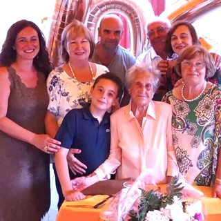 Fernanda Silotti con la famiglia (Foto Ansa)