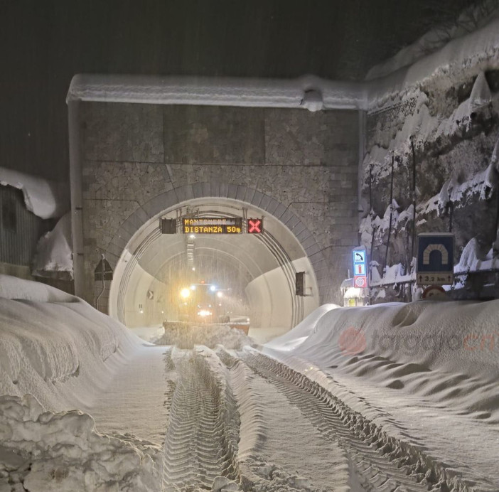 Chiuso il colle di Tenda per rischio valanghe, treni sospesi tra Ventimiglia e Limone e circolazione sospesa nel tunnel Chiuso il colle di Tenda per rischio valanghe, treni sospesi tra Ventimiglia e Limone e circolazione sospesa nel tunnel