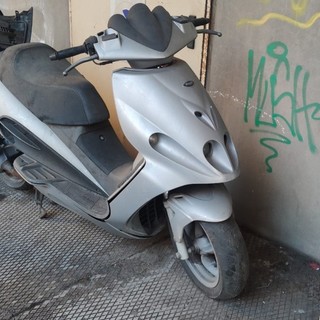 Imperia, carcasse di motorini e scooter segnalati dai cittadini in centro e in periferia Imperia, carcasse di motorini e scooter segnalati dai cittadini in centro e in periferia