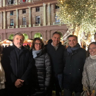 Questa sera, acceso l'olivo taggiasco in Piazza De Ferrari a Genova. Le foto dell'evento Questa sera, acceso l'olivo taggiasco in Piazza De Ferrari a Genova. Le foto dell'evento