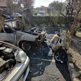 Sanremo, auto in fiamme nella notte: intervento dei vigili del fuoco. Interessato anche uno scooter e un'altra auto (Foto) Sanremo, auto in fiamme nella notte: intervento dei vigili del fuoco. Interessato anche uno scooter e un'altra auto (Foto)