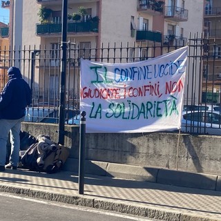 Imperia, presidio No border stamattina davanti al Tribunale: in corso udienza per 4 attivisti accusati di favoreggiamento e resistenza a pubblico ufficiale