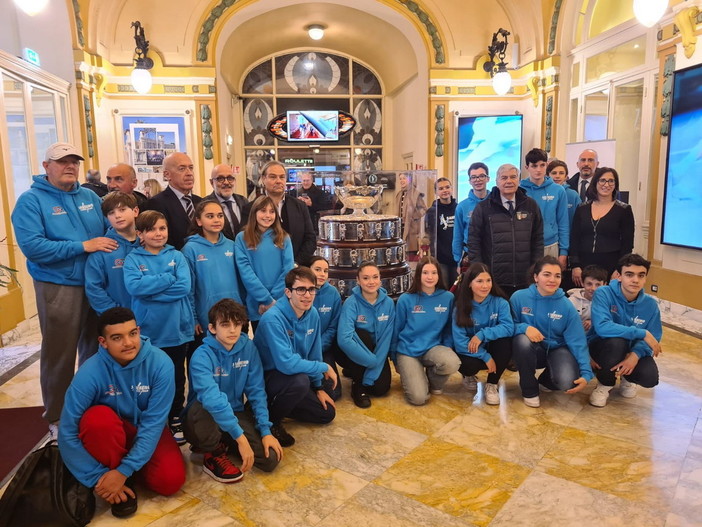 Visita dell'ASD Tennis Sanremo alla Coppa Davis esposta nella sala d’ingresso del Casinò Visita dell'ASD Tennis Sanremo alla Coppa Davis esposta nella sala d’ingresso del Casinò