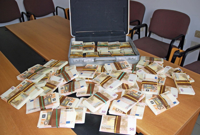 Sanremo: polizia sventa maxi truffa, sequestrata valuta falsa per 253mila euro