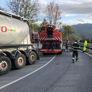 Pornassio, tir bloccato fra i tornanti della 28: servono i vigili del fuoco per liberare la strada (foto) Pornassio, tir bloccato fra i tornanti della 28: servono i vigili del fuoco per liberare la strada (foto)