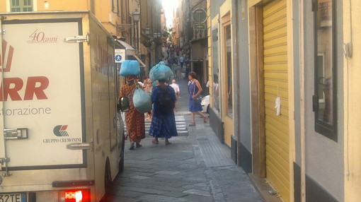 Sanremo: Vu Cumprà in centro città, cittadino s'improvvisa reporter e riceve minacce verbali Sanremo: Vu Cumprà in centro città, cittadino s'improvvisa reporter e riceve minacce verbali