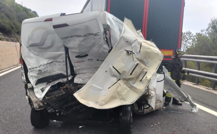 Ventimiglia: incidente sulla A10 tra il confine e la barriera, mobilitazione di soccorsi
