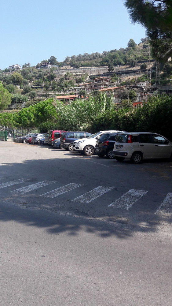 Vallecorsia: auto abbandonate nel parcheggio davanti al cimitero, la segnalazione di un residente