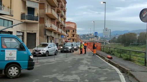 Caos sull’Argine destro, il Comune corre ai ripari: nuova ordinanza per regolare viabilità e parcheggi