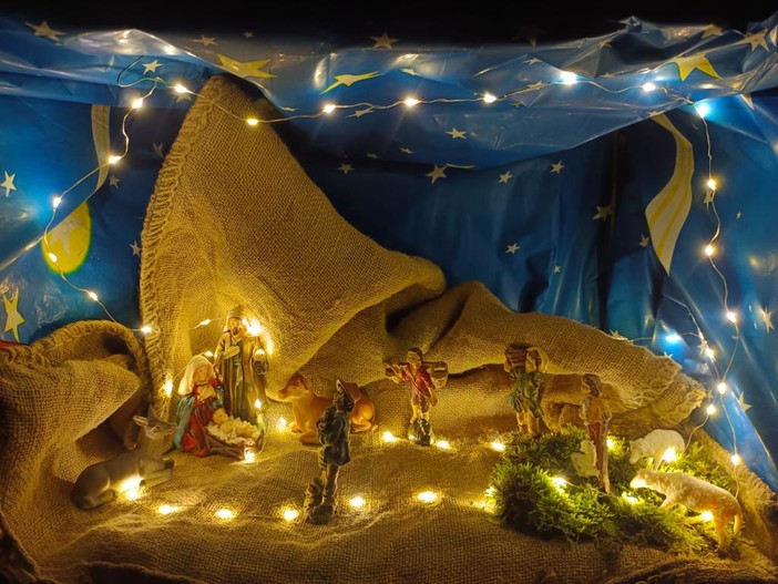 Vasia per Natale si veste a festa: presepi lungo le vie del borgo (foto)
