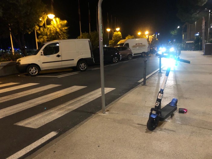Imperia, scontro auto - monopattino: grave un ventenne (foto)