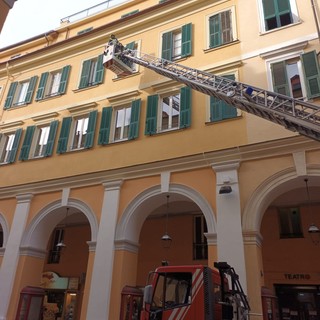 Imperia, persiana in bilico in via Bonfante per il forte vento: intervengono i vigili del fuoco (foto) Imperia, persiana in bilico in via Bonfante per il forte vento: intervengono i vigili del fuoco (foto)