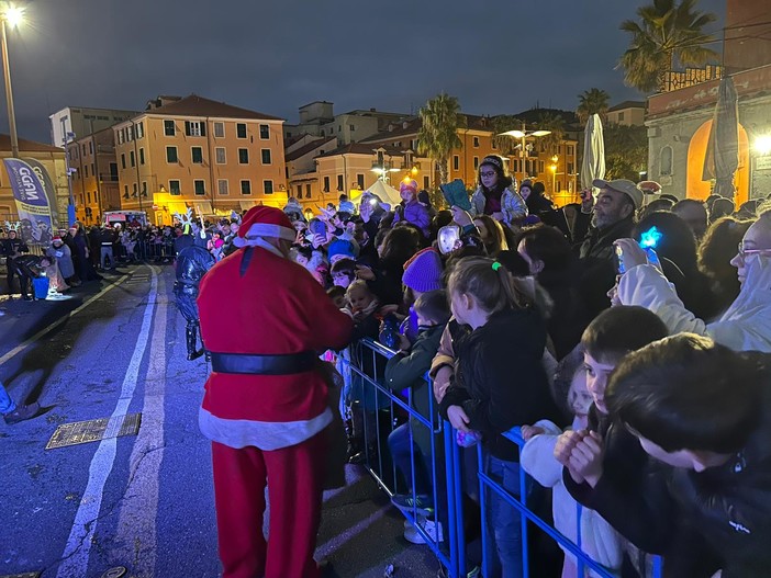 Imperia, festa in calata Cuneo: Babbo Natale arriva dal mare (foto)