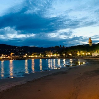 Diano Marina, poca pressione idrica e centro cittadino senza acqua. Residenti e turisti arrabbiati: “Non possiamo lavarci”