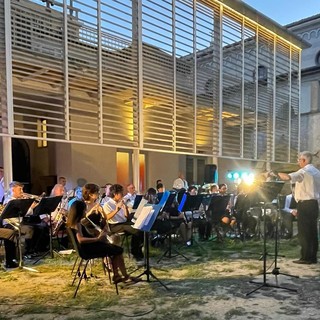 L’Orchestra Filarmonica Giovanile Città di Ventimiglia riempie di musica il giardino del Chiostro di Sant’Agostino (foto)