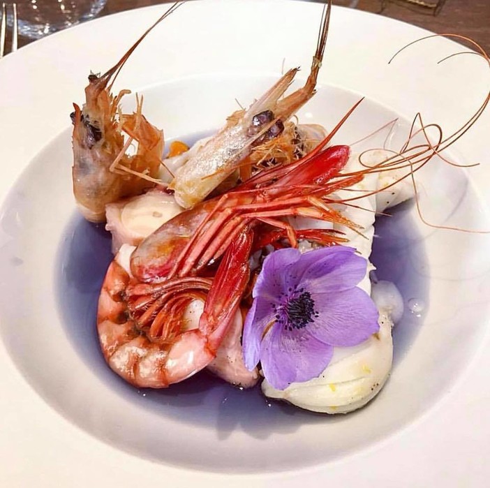 Gamberi e fiori in tavola: la proposta gourmet dello chef Piero Bregliano
