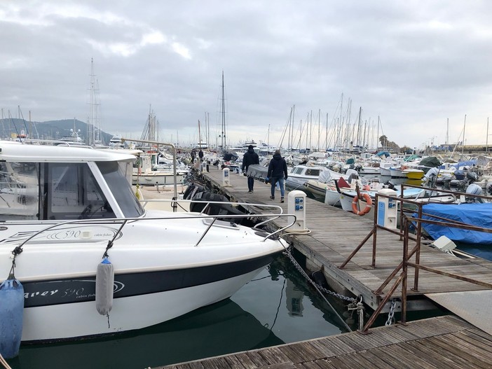 Tragedia alla Marina di Porto Maurizio, cade in mare e annega un pescatore dilettante (foto) Tragedia alla Marina di Porto Maurizio, cade in mare e annega un pescatore dilettante (foto)