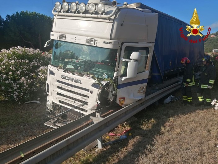 Camion va fuoristrada in A10 e finisce in un'aiuola spartitraffico all'altezza del parcheggio Gorleri, intervento dei vigili del fuoco