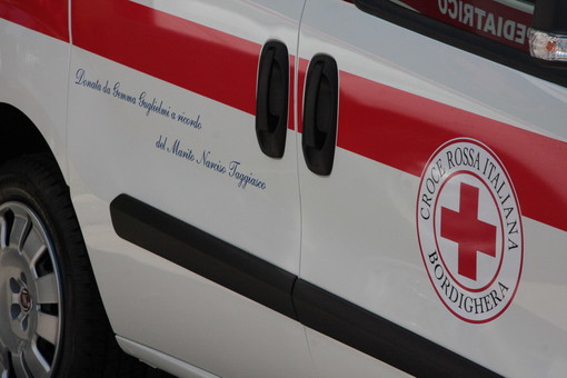 Bordighera: scooter contro un furgoncino davanti all'Ospedale, due 17enni portati in Pronto Soccorso